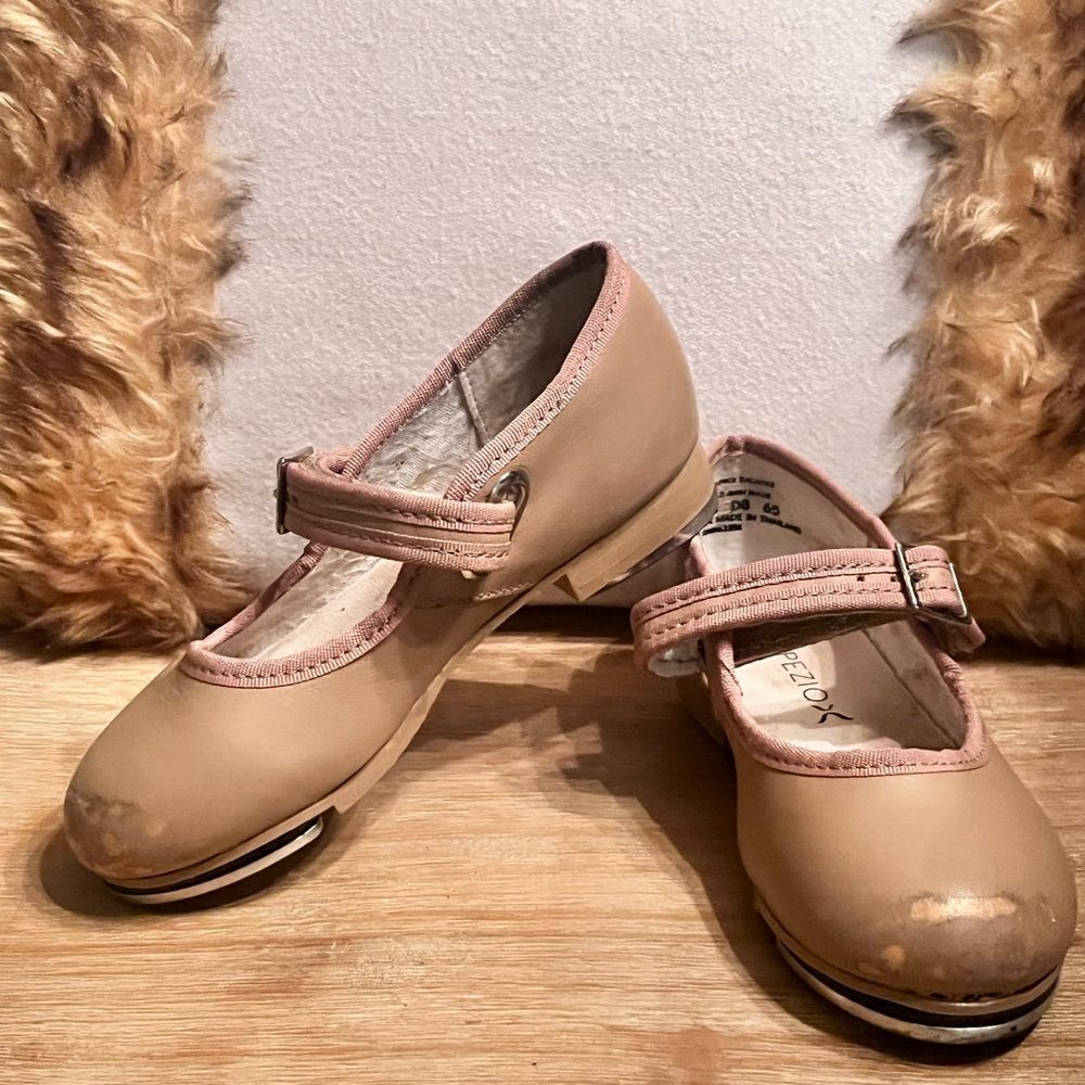 Capezio tap shoes Sz 9.5 (little girls)